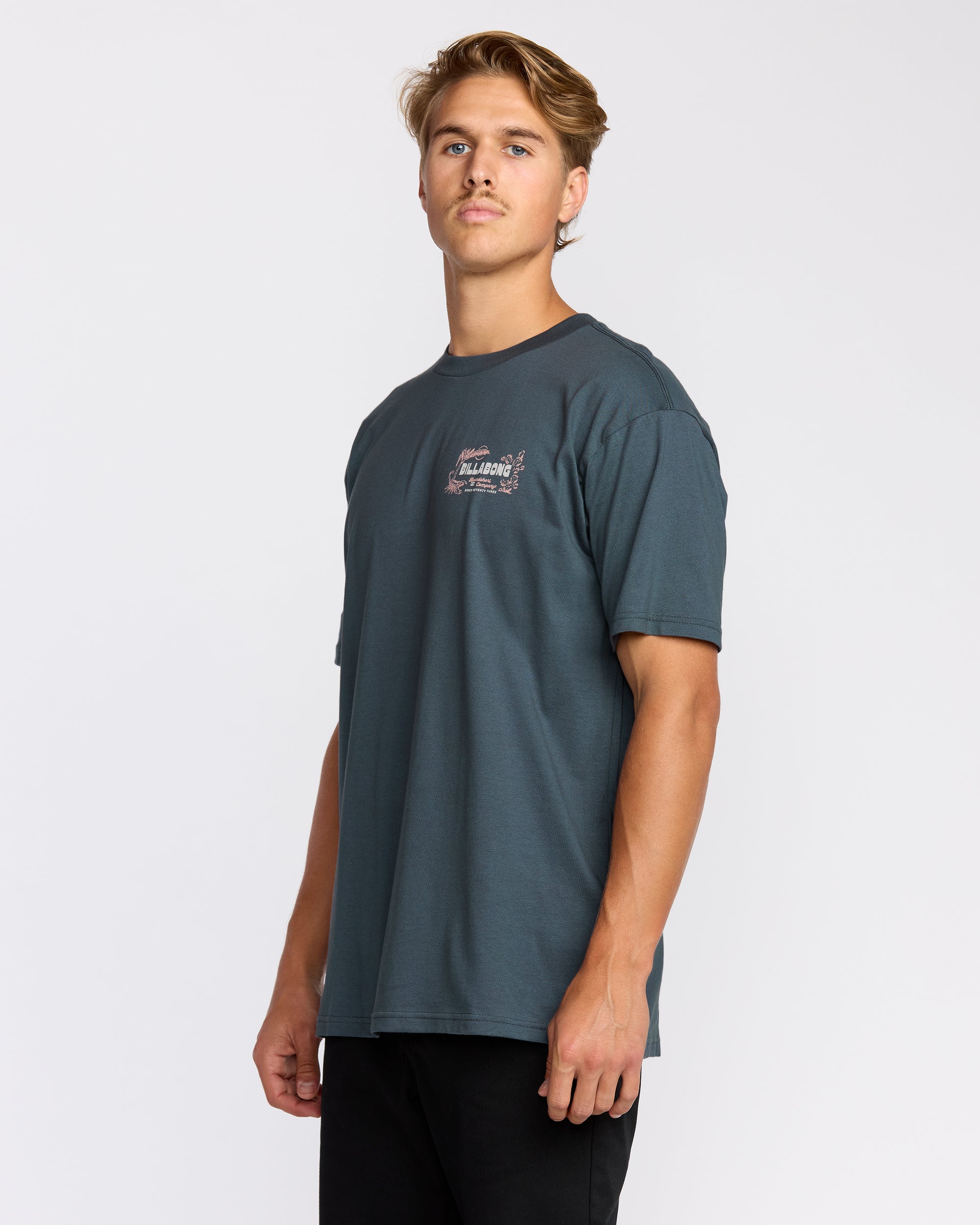 トモカズ　　　　　　　　　　　　　　　　　　　【極美品】ＢＩＬＬＡＢＯＮＧ Desert Lounge Premium Short Sleeve T-Shirt - Midnight Blue | Billabong
