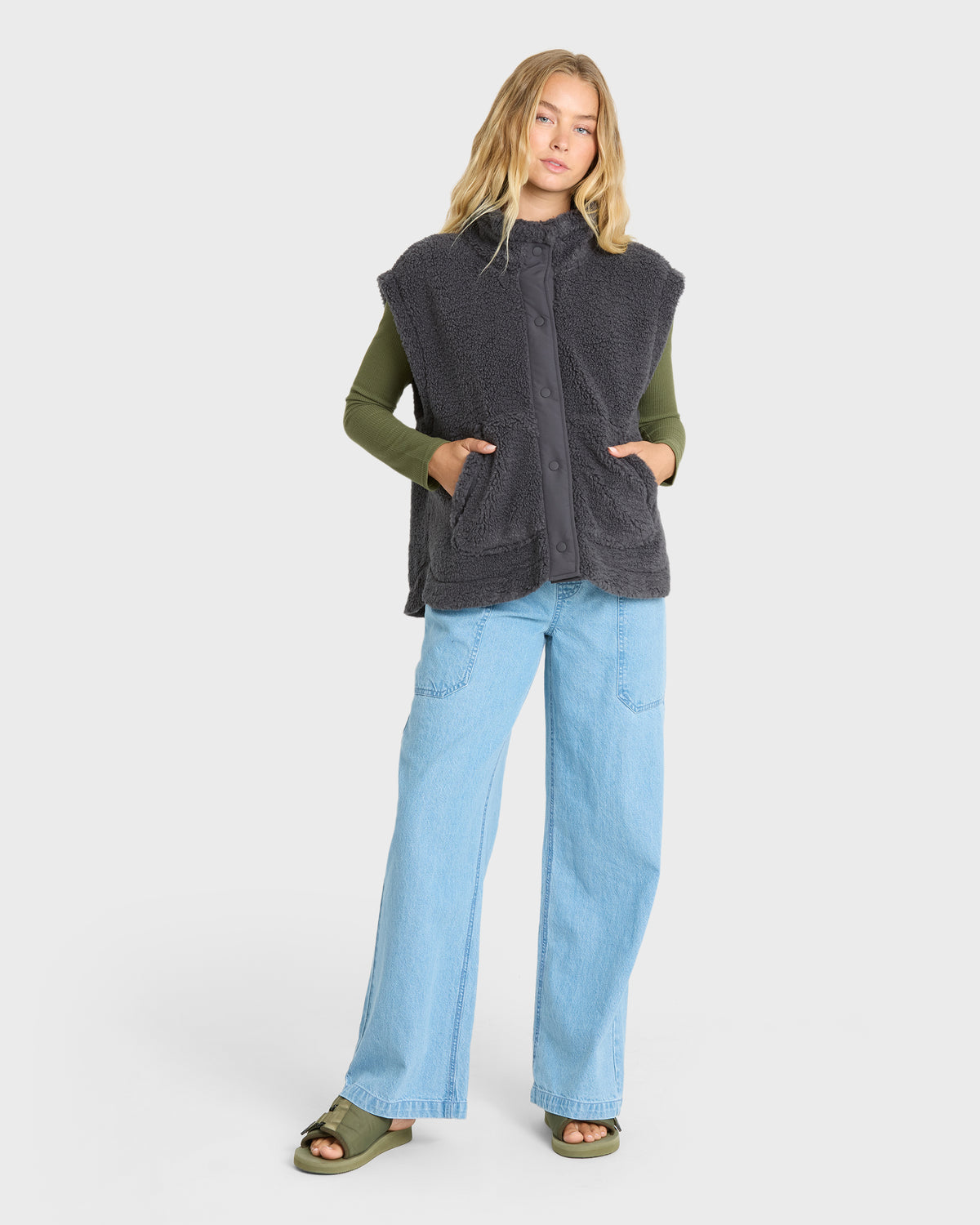 WAVER-SHERPA-VEST-BLACK-SANDS-3