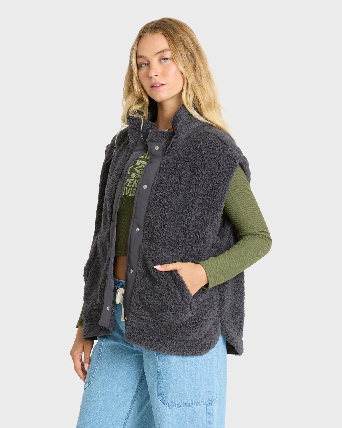 WAVER-SHERPA-VEST-BLACK-SANDS-4