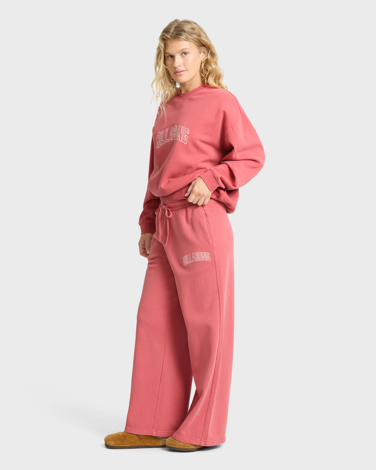 
Vibes Loose Leg Fleece Sweatpants - Mineral Red