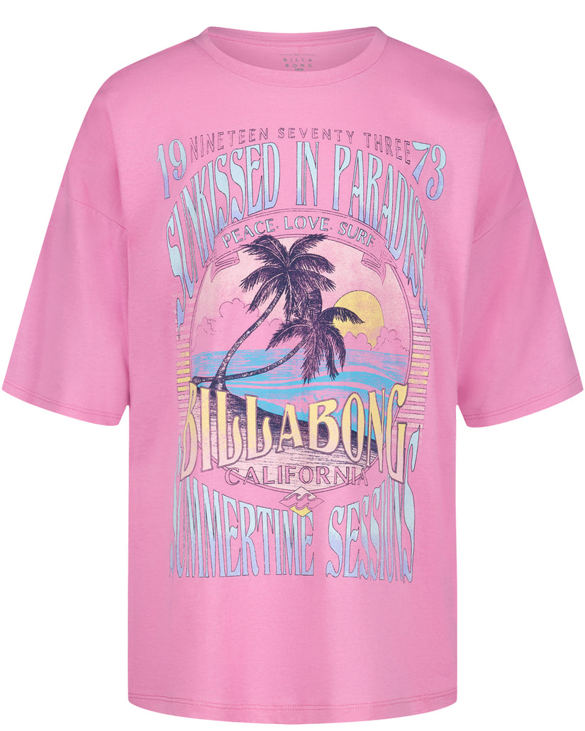 Pink oversized t-shirt with graphic print featuring palm tree, sunset, and text reading "Summersed in Paradise" and "Undaboa 