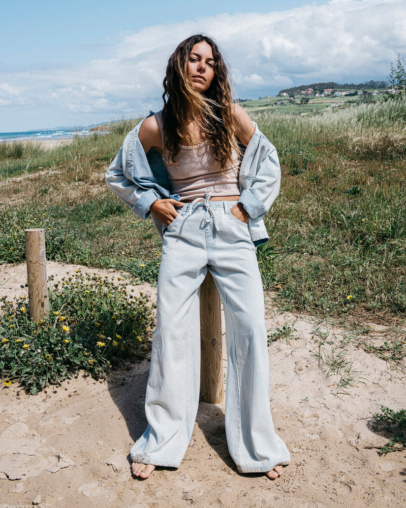 Light blue saltwashed pants with elastic waist and drawstring, worn with relaxed fit.
